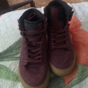 Supras maroon